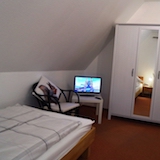 Zweites Schlafzimmer mit zwei Einzelbetten und Fernsehgerät